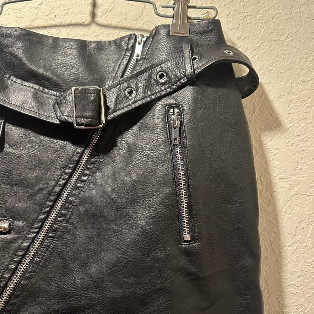 Fashion Nova Black Faux Leather Zip Up Mini Skirt Size Medium - Picture 5 of 10